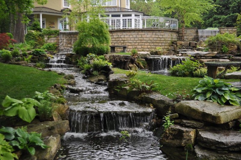 paysagiste-GONFARON-min_landscaping-rock-louisville-ky-traditional-landscape-and-boulders-brick-wall-bushes-grass-koi-law